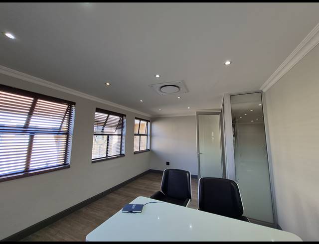 175M² OFFICE TO LET IN DUNKELD WEST
